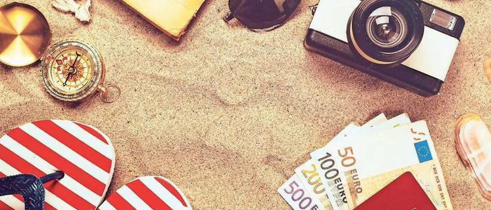 Cash oder Karte. Soll im Sommerurlaub nicht das Geld ausgehen, sollte man beides dabeihaben.