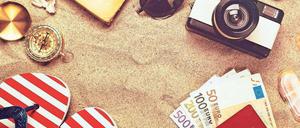 Cash oder Karte. Soll im Sommerurlaub nicht das Geld ausgehen, sollte man beides dabeihaben. 