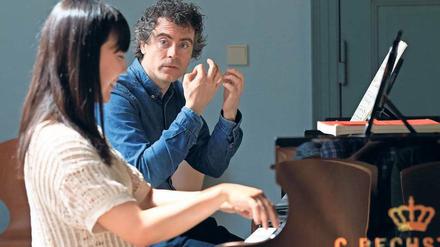 Die Japanerin Yuka Morishige und ihr britischer Mentor Paul Lewis lieben beide Schubert - und proben in der Orangerie des Schlosses. 