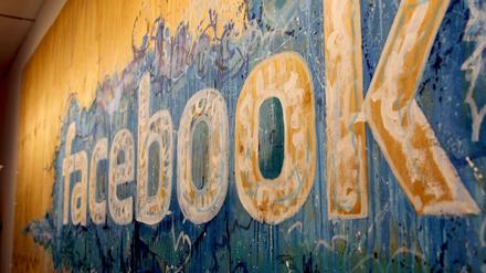 Ein gemaltes Facebook-Logo in der Zentrale in Dublin. 