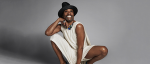 Der Schauspieler und Sänger Billy Porter posiert für eine Schuhmarke in Kleid und High Heels.