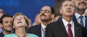 Angela Merkel und Recep Tayyip Erdogan beobachten einen Vorbeiflug von Jets beim Nato-Gipfel in Warschau.
