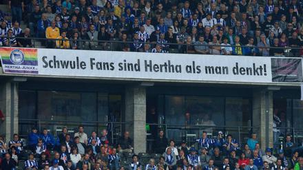 Fußballfans zeigen Flagge. Beim CSD werden aber nicht nur Herthaner erwartet.