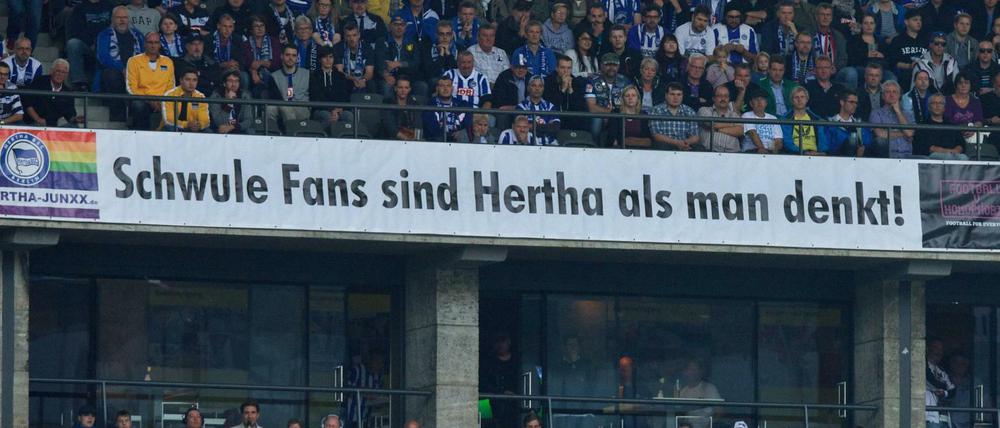 Fußballfans zeigen Flagge. Beim CSD werden aber nicht nur Herthaner erwartet.
