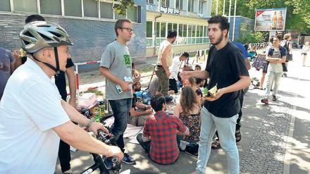 Sit-in vor Turnhalle. Geflüchtete Männer aus Syrien und ihre Unterstützer protestieren gegen den Umzug in die Notunterkunft in den Flughafen-Hangars von Tempelhof. Morgen wollen sie vor das Rathaus Neukölln ziehen.
