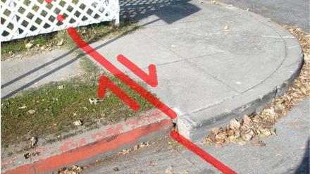 Der bewegte und bewegende Bordstein: Dieses anschauliche Indiz für die tektonischen Kräfte der darunter verlaufenden Hayward-Verwerfung in der kalifornischen Stadt Hayward wurde als vermeintliche Stolperfalle von den Behörden begradigt. 