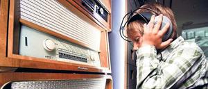 Gut gehört. Am Radio kann man verschiedene Sender der DDR hören.