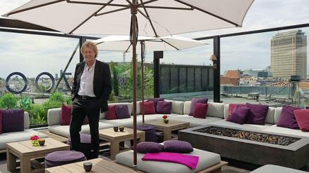 Hoteleigentümer Manfred Weingärtner auf der neuen Dachterrasse. Rechts hinten sieht man das Hochhaus im Ku'damm-Karree.