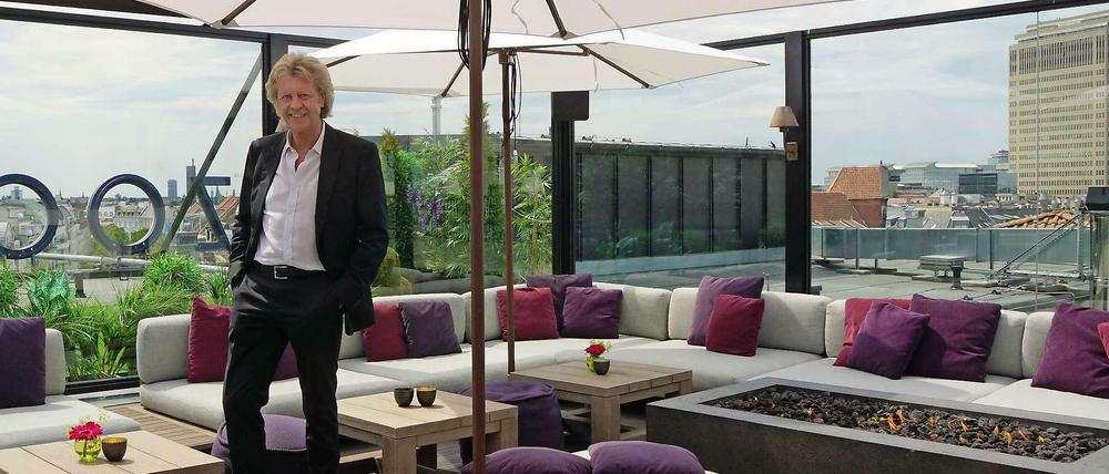 Hoteleigentümer Manfred Weingärtner auf der neuen Dachterrasse. Rechts hinten sieht man das Hochhaus im Ku'damm-Karree.