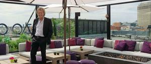 Hoteleigentümer Manfred Weingärtner auf der neuen Dachterrasse. Rechts hinten sieht man das Hochhaus im Ku'damm-Karree.