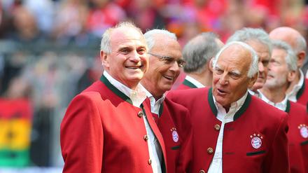 Uli Hoeneß (l.) strebt offenbar eine Rückkehr an hohe Posten beim FC Bayern München an.