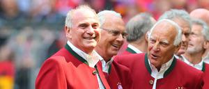 Uli Hoeneß (l.) strebt offenbar eine Rückkehr an hohe Posten beim FC Bayern München an.