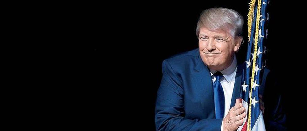 „Niemals genug“. Donald Trump stützt sich auf ein Amerika, das Stars und Sternchen in seiner Fahne zeigt.