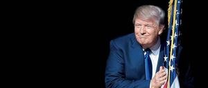 „Niemals genug“. Donald Trump stützt sich auf ein Amerika, das Stars und Sternchen in seiner Fahne zeigt.