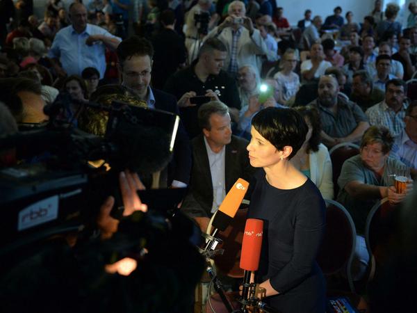 Frauke Petry auf der Veranstaltung in Nauen, wo sie mit ihrem Lebensgefährten Marcus Pretzell auftritt.