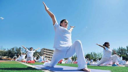 Fitter, kreativer. Unternehmen schicken ihre Manager in Achtsamkeitsseminare. Hier Angehörige des chinesischen Shanxi Technology and Business College beim Yoga.