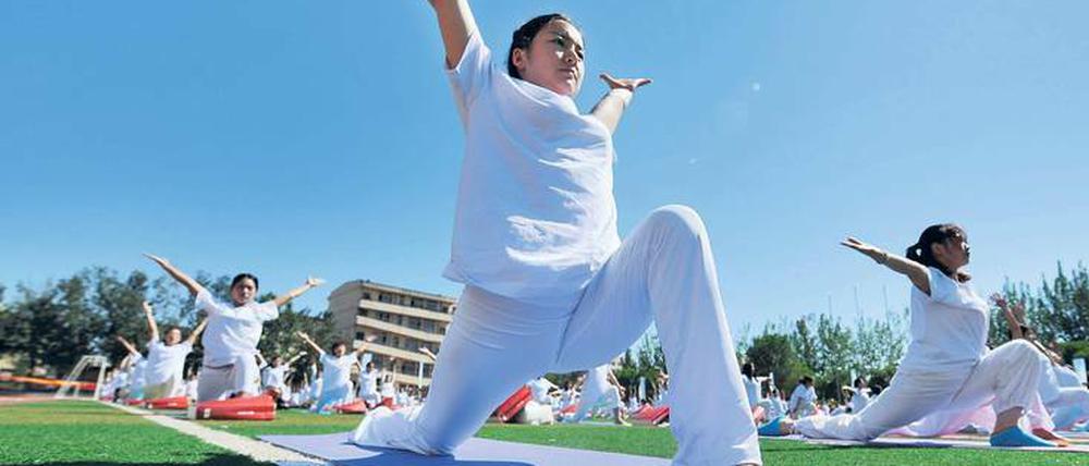 Fitter, kreativer. Unternehmen schicken ihre Manager in Achtsamkeitsseminare. Hier Angehörige des chinesischen Shanxi Technology and Business College beim Yoga.