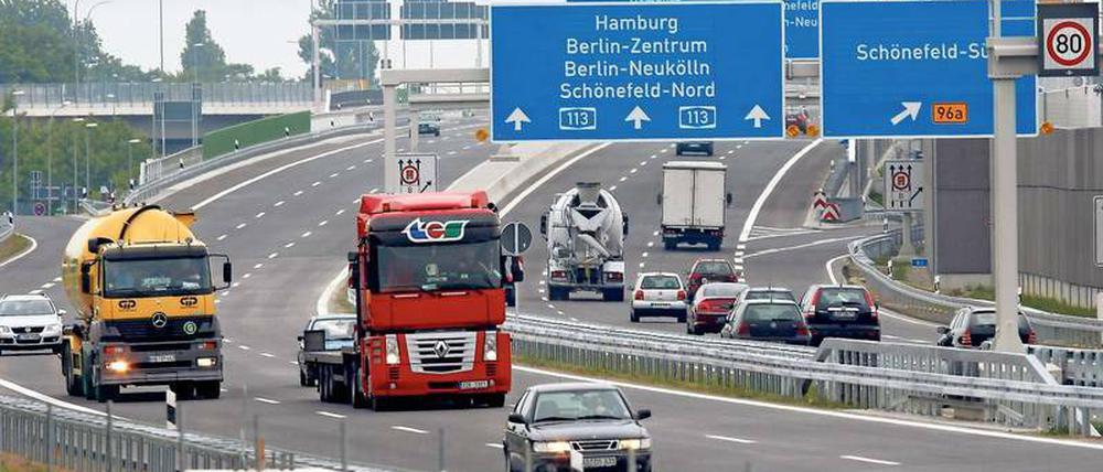 Um den „Betonkrebs“ zu eliminieren, gibt es auf der A 113 von Donnerstag an nur noch zwei Fahrspuren je Richtung, gebündelt zunächst auf der Fahrbahn ins Zentrum. 