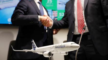 Airbus-Chef Fabrice Bregier (links) und Germania-Chef Karsten Balke verkünden ihr Geschäft auf der Farnborough Airshow südwestlich von London (12. Juli 2016).