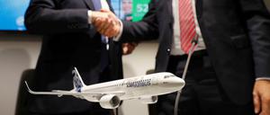Airbus-Chef Fabrice Bregier (links) und Germania-Chef Karsten Balke verkünden ihr Geschäft auf der Farnborough Airshow südwestlich von London (12. Juli 2016).