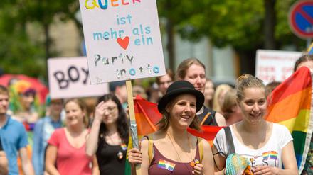 Genau. Unter dem Wort "queer" können sich viele LGBTI (wie hier in Weimar) versammeln.