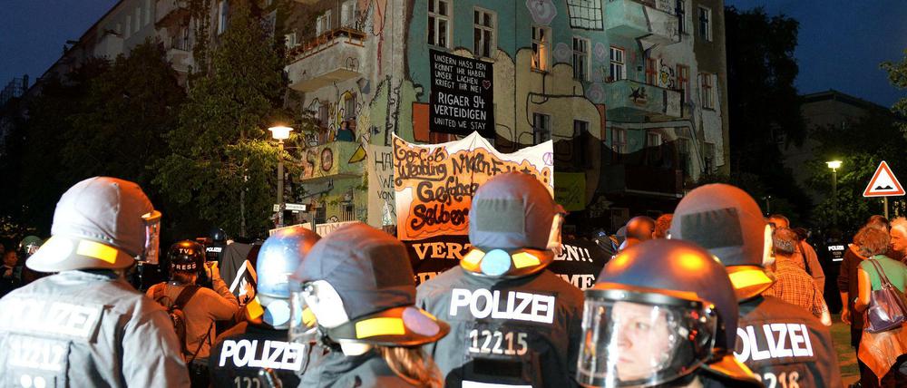 Polizisten stehen vor einem besetzten Haus in der Rigaer Straße.