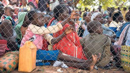 Schutz suchen. Diese Kinder haben sich in einen UN-Stützpunkt in Wau geflüchtet. Dort begannen die Kämpfe schon im Juni. In mehreren weiteren Bundesstaaten und auch in den Ölprovinzen im Norden hält der Waffenstillstand nicht. 