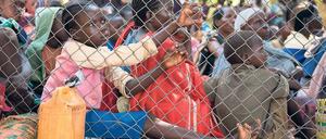 Schutz suchen. Diese Kinder haben sich in einen UN-Stützpunkt in Wau geflüchtet. Dort begannen die Kämpfe schon im Juni. In mehreren weiteren Bundesstaaten und auch in den Ölprovinzen im Norden hält der Waffenstillstand nicht. 
