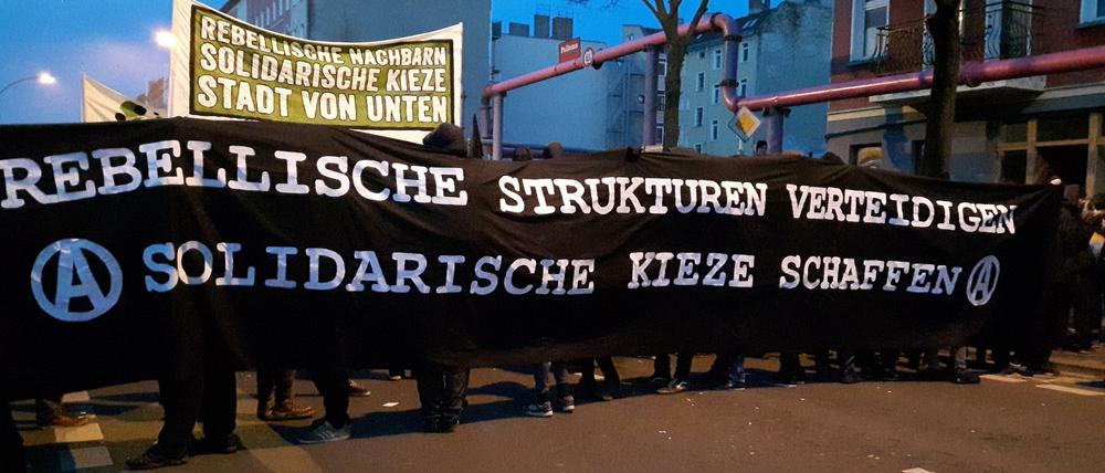 Im Februar hatten 4000 Menschen für die Rigaer Straße demonstriert. Vorne lief der vermummte schwarze Block.