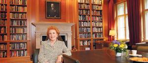 Über dem Kaminsims hängt das Porträtbild ihres Großvaters, des einstigen Villen-Besitzers Hans Arnhold: Nina von Maltzahn in der American Academy. 