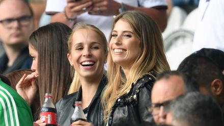 Manuel Neuers Freundin Nina Weiss (links) und die Frau von Mats Hummels, Cathy Hummels (rechts) .
