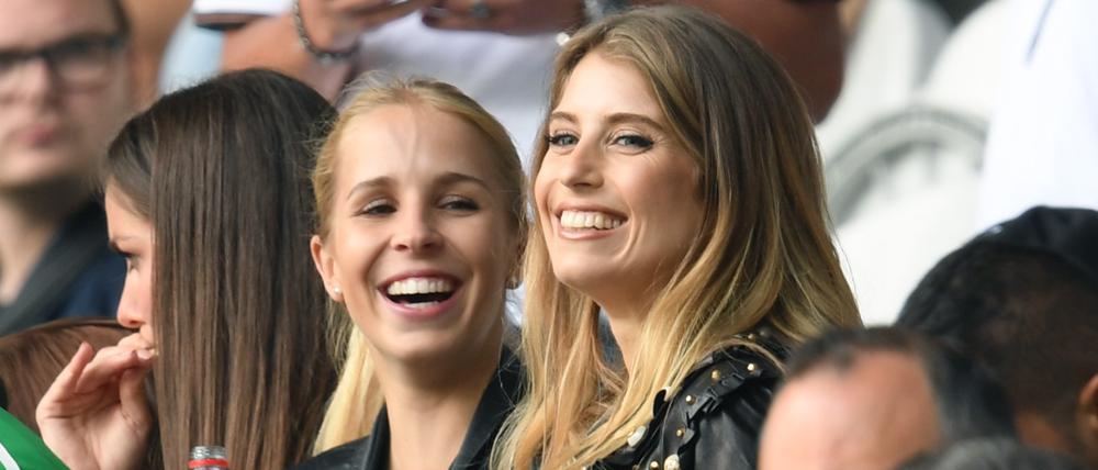 Manuel Neuers Freundin Nina Weiss (links) und die Frau von Mats Hummels, Cathy Hummels (rechts) .