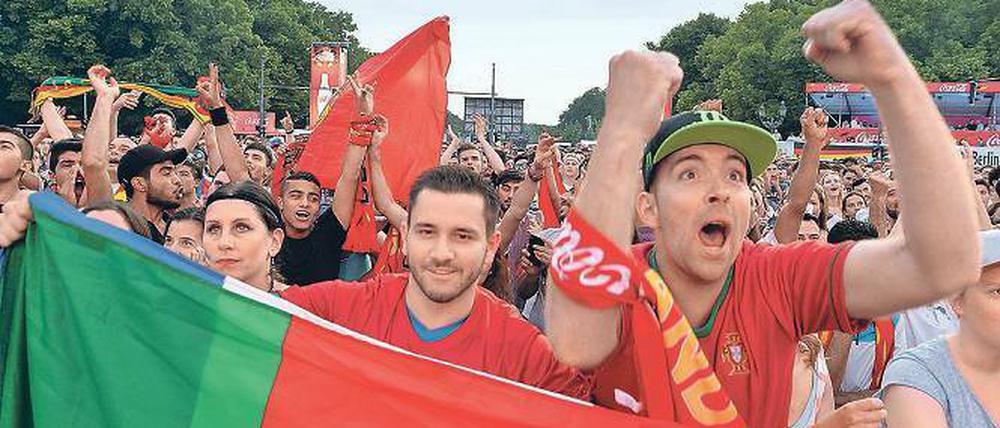 Portugiesische Fans auf der Fanmeile. 