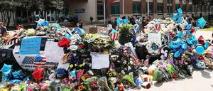 Blumen vor der Polizeiwache in Dallas.