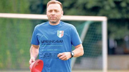 Sicher am Hütchen. An die Trainingsbedingungen muss sich Thomas Häßler erst noch gewöhnen
