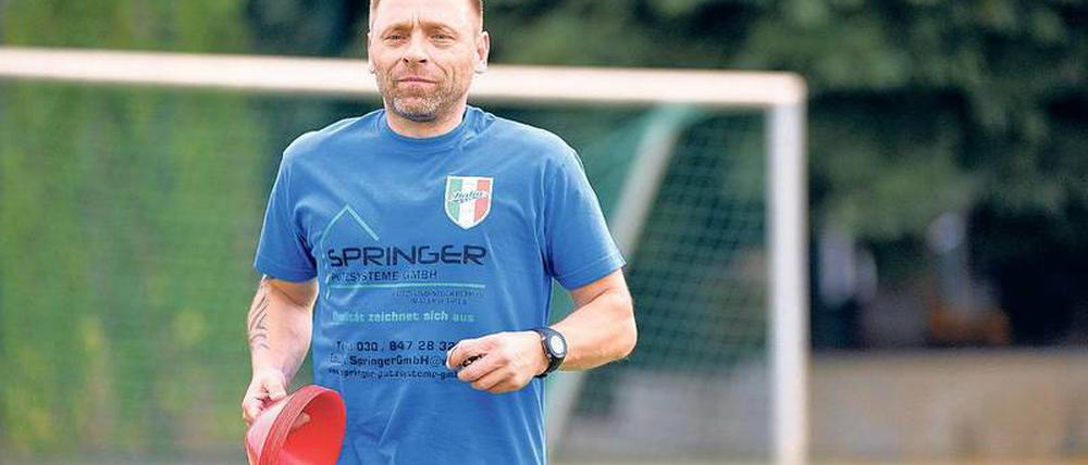 Sicher am Hütchen. An die Trainingsbedingungen muss sich Thomas Häßler erst noch gewöhnen
