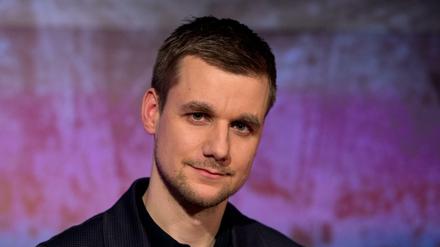 Tobias Schlegl lässt das Fernsehen Fernsehen und geht zum Roten Kreuz. 