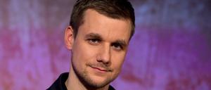 Tobias Schlegl lässt das Fernsehen Fernsehen und geht zum Roten Kreuz. 