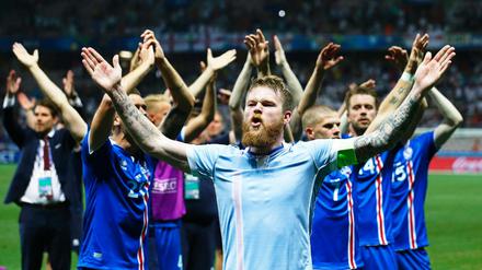 Der Isländer Aron Gunnarsson mit seinen Mannschaftskollegen beim kollektiven "Huh!".
