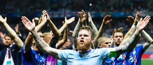 Der Isländer Aron Gunnarsson mit seinen Mannschaftskollegen beim kollektiven "Huh!".
