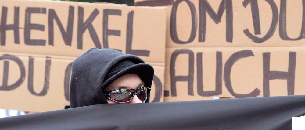 Gegenüber den gewaltbereiten Autonomen in der Rigaer Straße will Innensenator Henkel unnachgiebig bleiben.