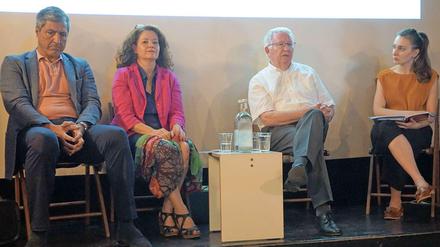 Diskussion im alten Kinosaal: Kaweh Niroomand, Ülker Radziwill, Dieter Glietsch und Moderatorin Deana Mrkaja (v.l.n.r.). 
