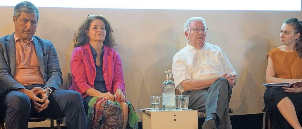Diskussion im alten Kinosaal: Kaweh Niroomand, Ülker Radziwill, Dieter Glietsch und Moderatorin Deana Mrkaja (v.l.n.r.).