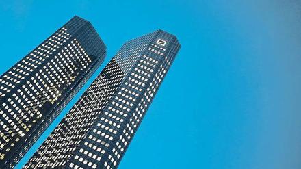 Die Aktionäre sind beunruhigt. Die Deutsche-Bank-Aktie hat seit Jahresanfang die Hälfte ihres Wertes verloren. 