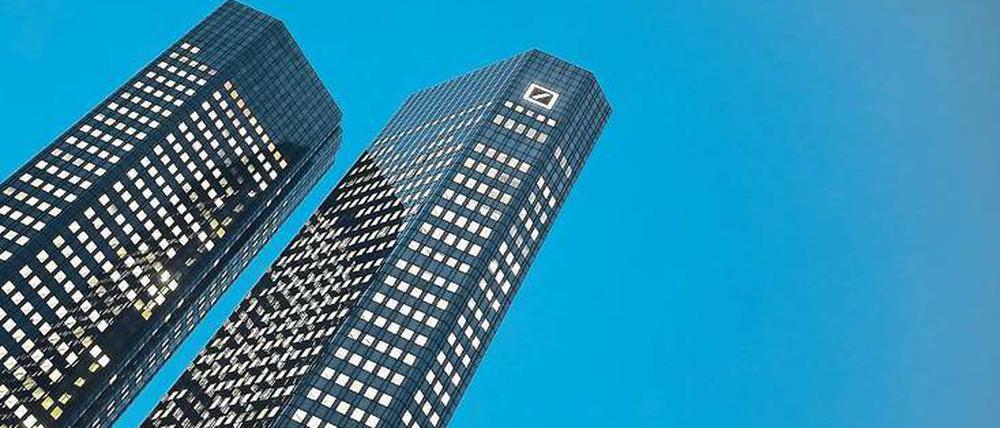 Die Aktionäre sind beunruhigt. Die Deutsche-Bank-Aktie hat seit Jahresanfang die Hälfte ihres Wertes verloren. 