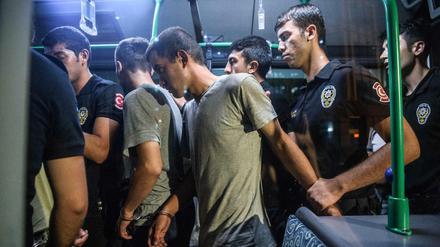 Türkische Spezialkräfte nehmen nach dem gescheiterten Putsch in Istanbul Soldaten fest.