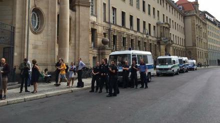 Sicherheit vor Gericht. Auch die Polizei ist angerückt.