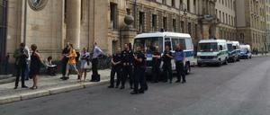 Sicherheit vor Gericht. Auch die Polizei ist angerückt.
