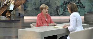 Bundeskanzlerin Angela Merkel (l, CDU) und ZDF-Moderatorin Bettina Schausten beim ZDF-Sommerinterview 