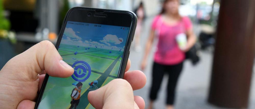 Aufs Handy konzentriert statt auf die Straße: Der ADAC warnt Pokémon-Go-Spieler vor Gefahren.